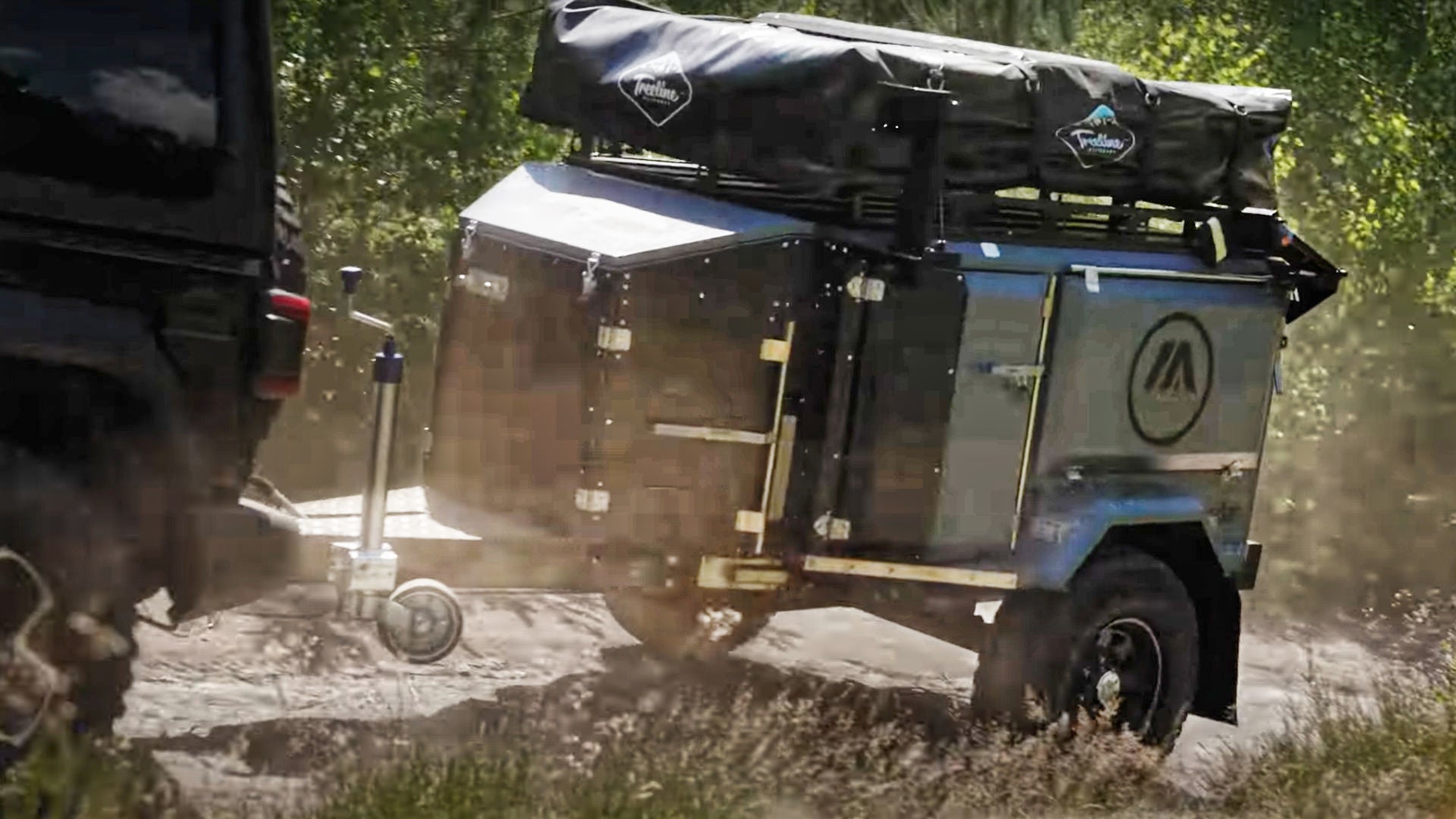 Camping Anhänger mit Dachzelt im Offroad Einsatz 