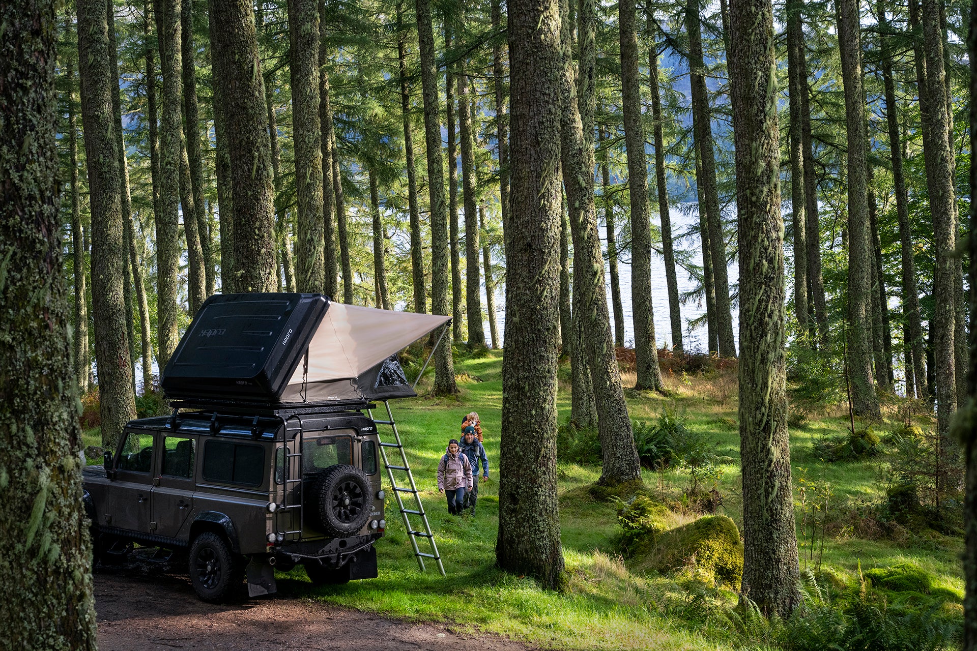 Hybrid Dachzelte von Hapro im Wald frei stehend