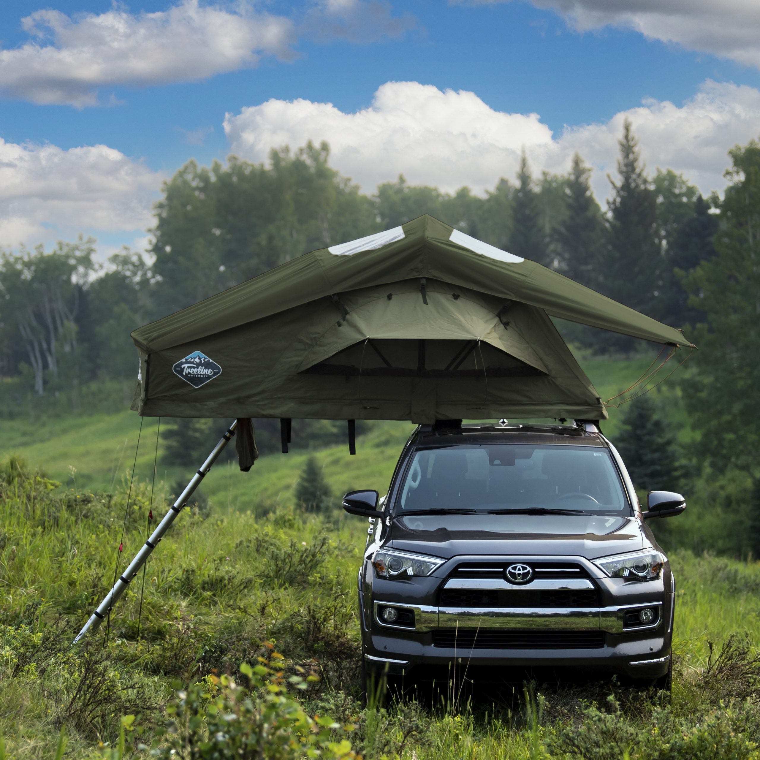 Geländewagen mit Dachzelt von Treeline Outdoors beim Camping in der Natur.